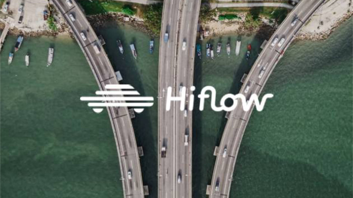 Hiflow — un viaduc routier vu du ciel, avec le logo de l'entreprise