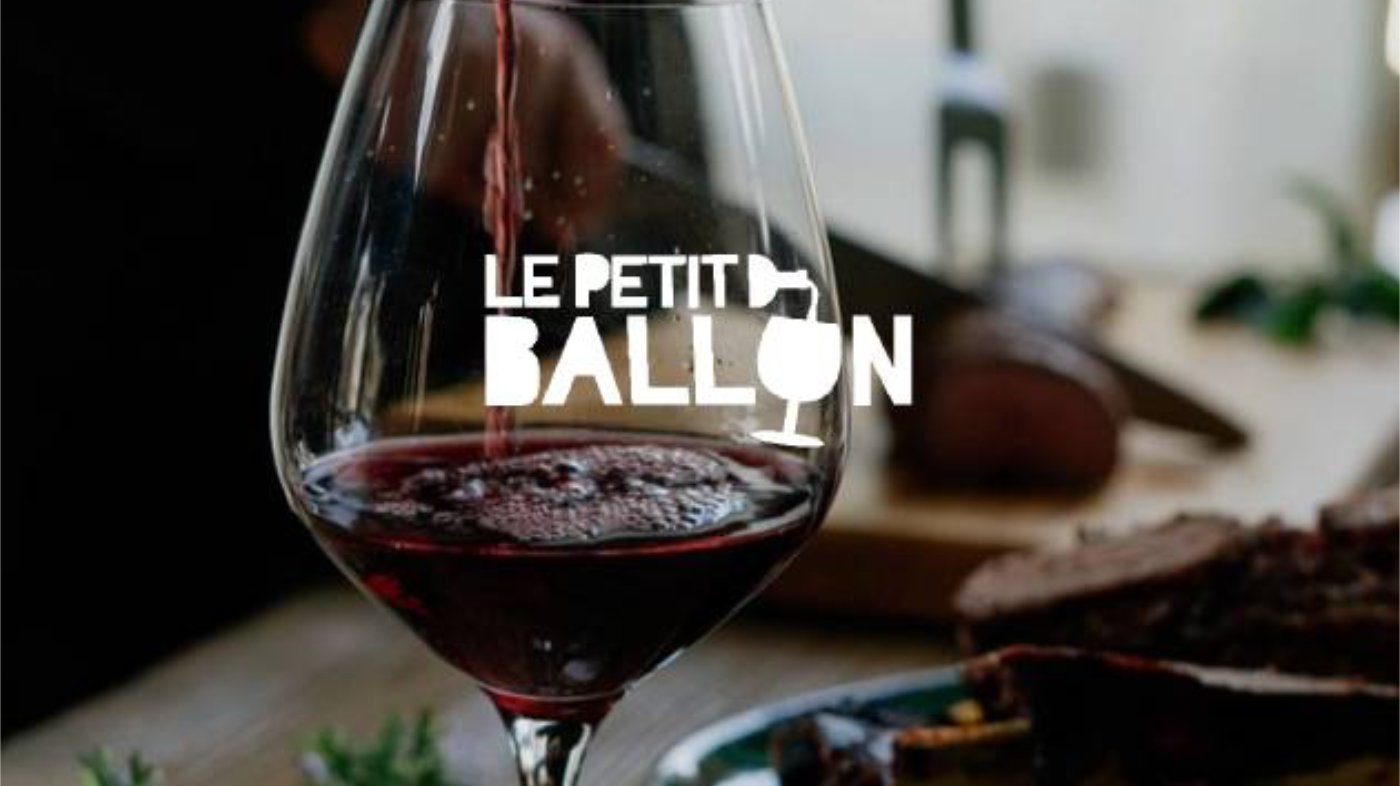 Le Petit Ballon — un verre de vin rouge que l'on sert, avec le logo de la marque