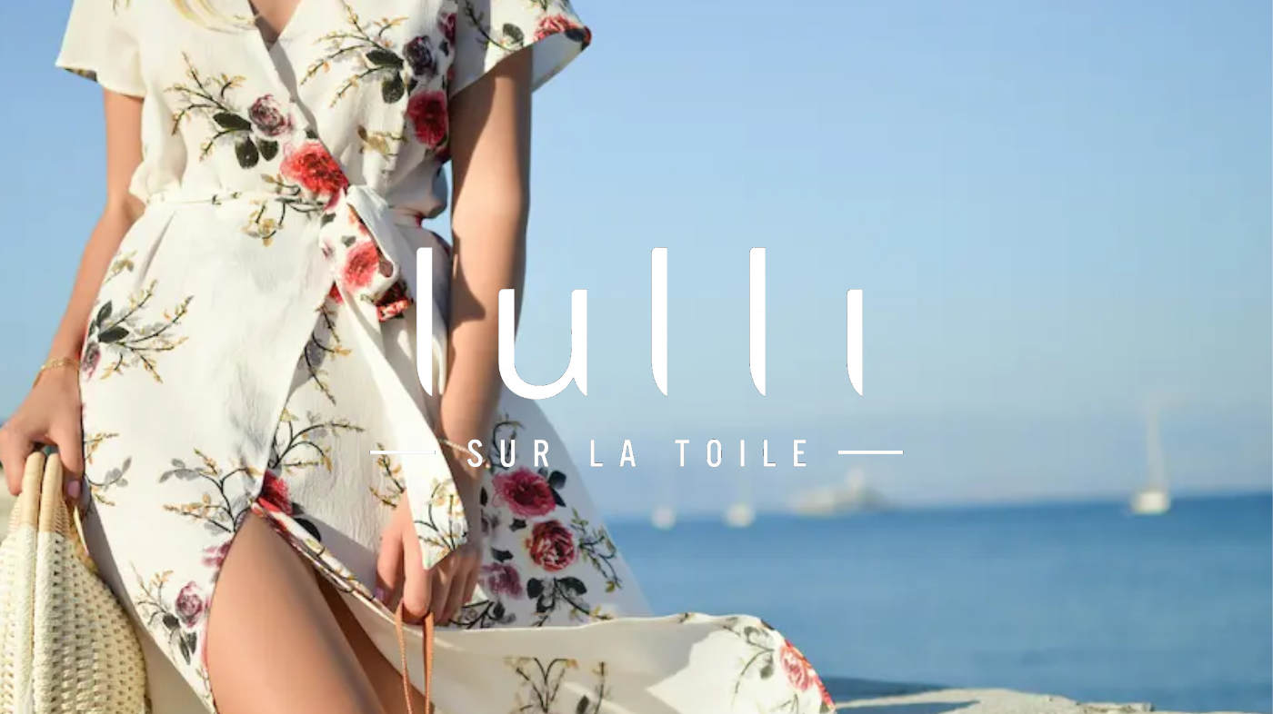 Lulli sur la Toile — une robe fleurie au bord de mer, avec le logo de l'enseigne